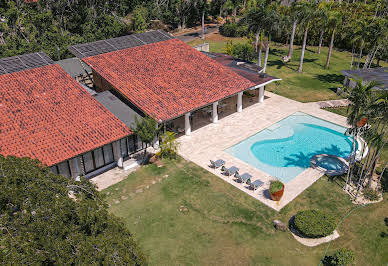 Propriété avec piscine et jardin 5