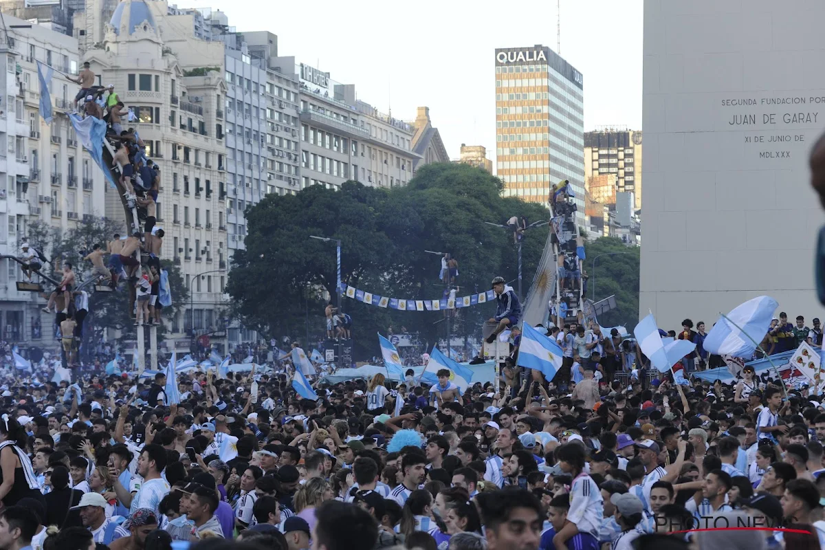 Devant la folie des supporters argentins, les joueurs contraints de continuer leur tour d'honneur en hélicoptère