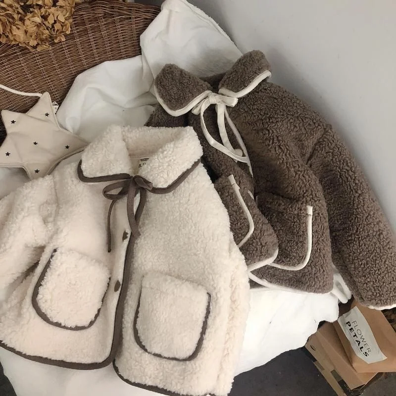 Lamswollen babyjas met omgeslagen kraag, dikke katoenen voering voor kinderen, heerlijk warm en comfortabel.