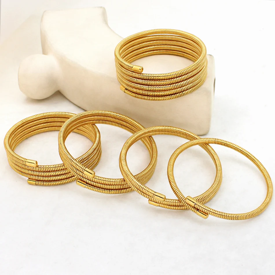Anel Aço Inox Banhado a Ouro 18K Pulseira Mola Multicamadas. Design elegante e moderno, conforto incomparável e brilho duradouro para o seu pulso.