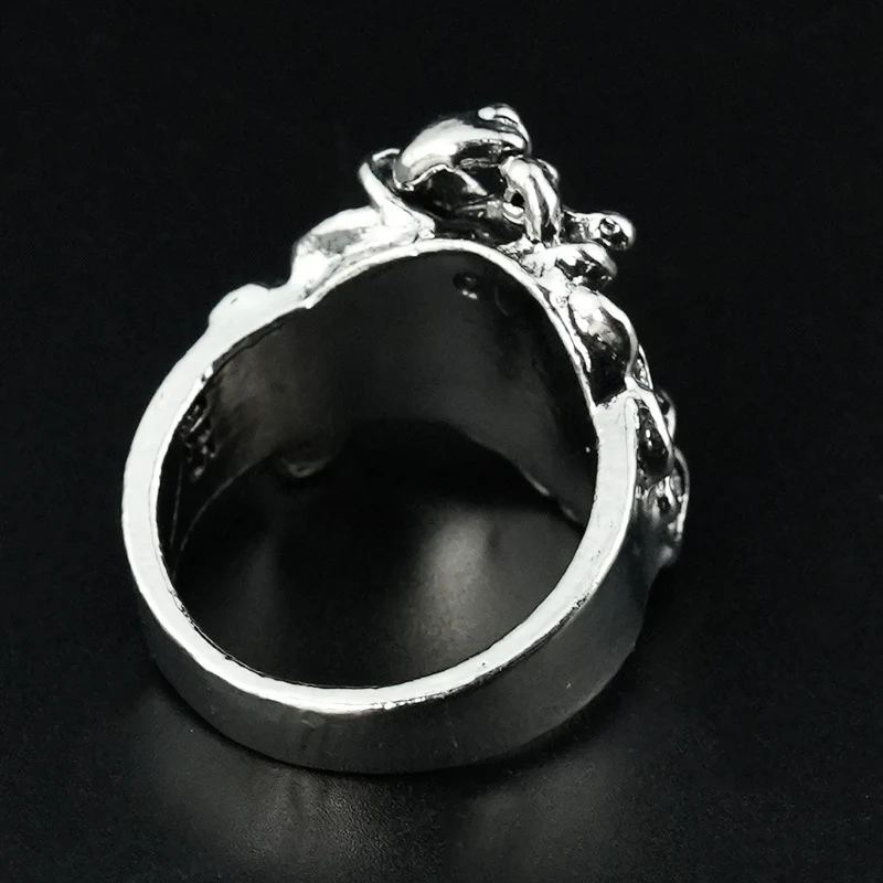 Ornement de bague rétro en alliage fermé personnalisé et exagéré. Un accessoire unique et élégant pour exprimer votre personnalité.