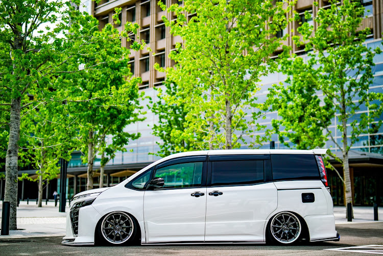 ヴォクシーの#kuhlracing・花チューン・紫陽花・新緑と愛車・お題の提出に関するカスタム事例の投稿画像4枚目