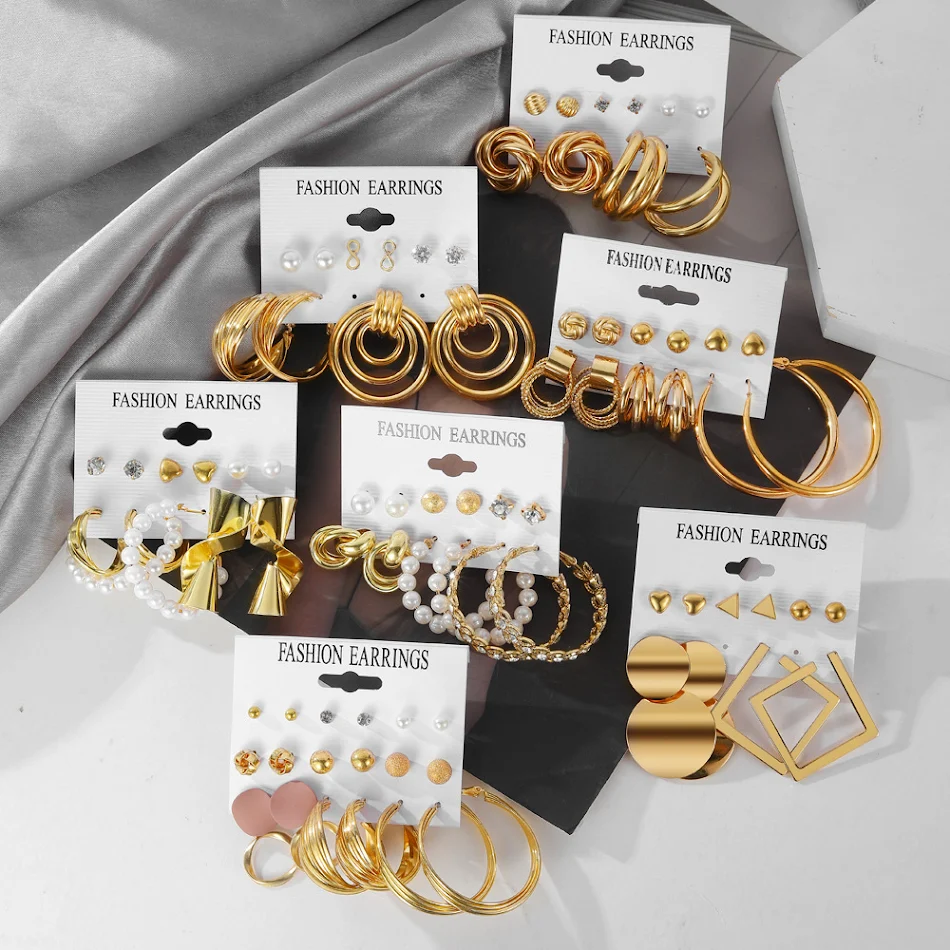 Overdreven grote hoepel oorbellen voor een opvallende look. Maak een statement met deze gedurfde oorbellen die je stijl accentueren. Perfect voor elke gelegenheid.