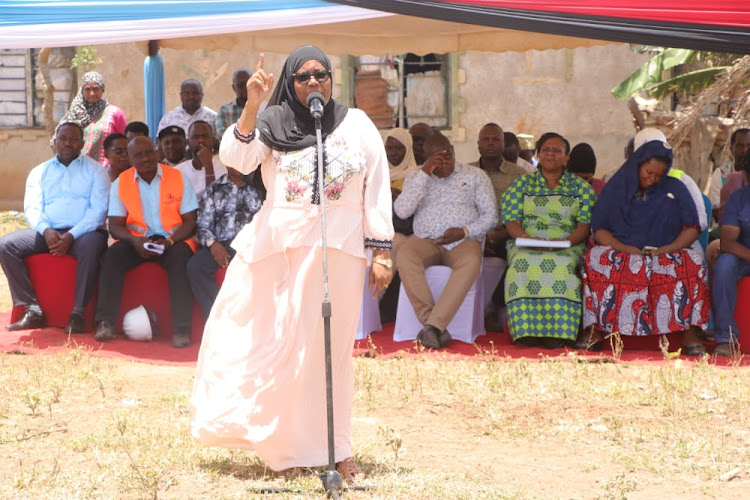 Kwale Governor Fatuma Achani warns contractor against shoddy work during the launch of the Nyalani-Mwangoni-Bang'a water project in Kinango subcounty on Wednesday, September 28, 2022.