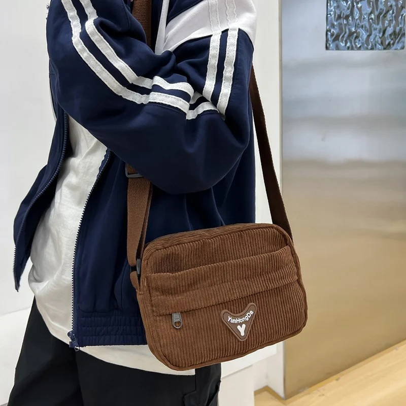Dames canvas trendy schoudertas, modieus en stijlvol. De perfecte schoudertas voor dagelijks gebruik en een trendy look. Praktisch en elegant.