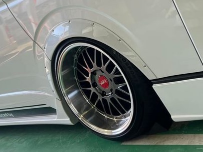 ハイエースバンのワゴンGL・エアサス・みんなのセンターキャップが見たい・メンテナンスは大事に関するカスタム事例の投稿画像3枚目
