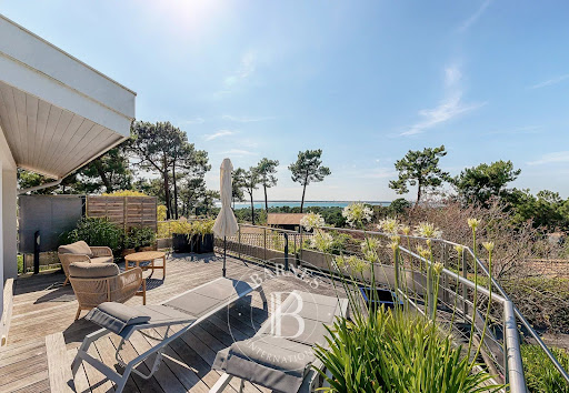 Luxury vacation rental villa in Pyla sur mer (33115) - Wooden terrace with furniture and sea view