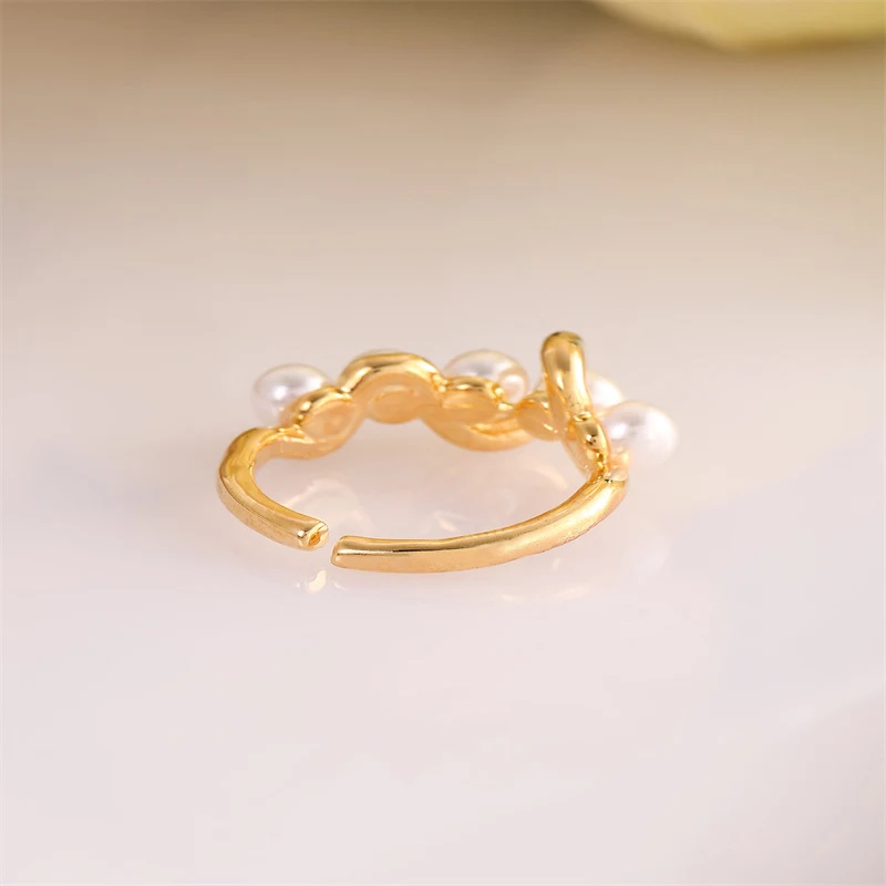 Anneau de niche en perles, tendresse et élégance. Ce bijou enveloppant sublime votre main avec son design délicat et raffiné.
