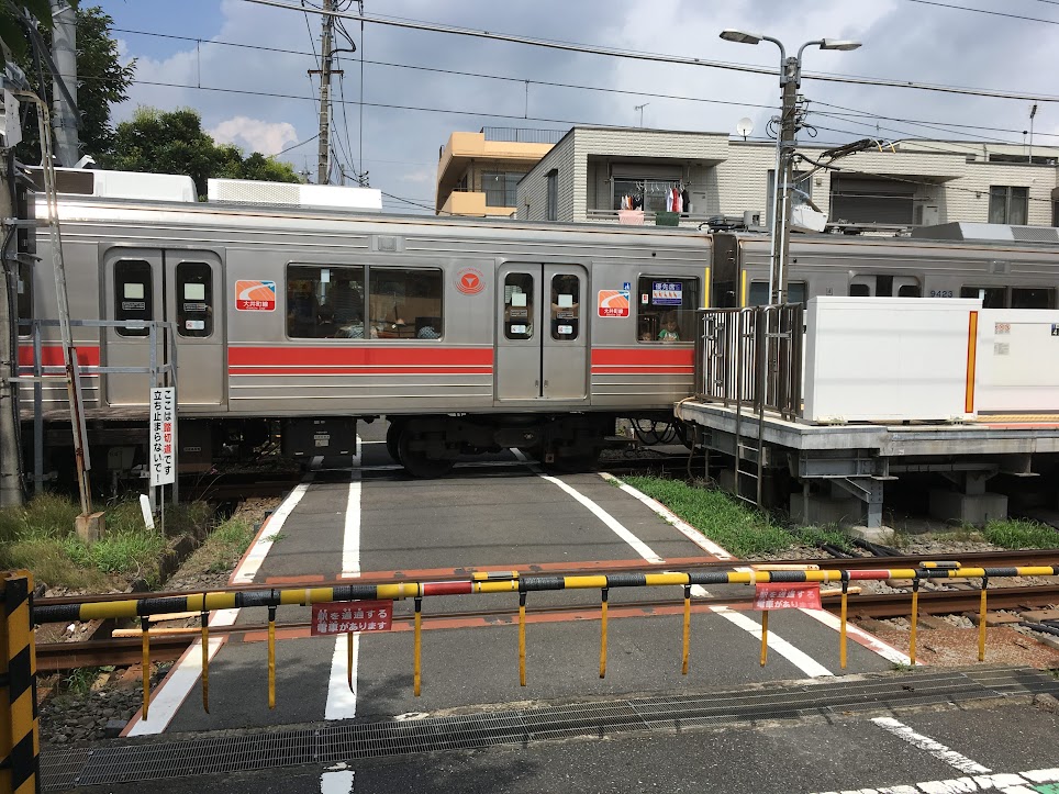 車両がはみ出す自由が丘隣の九品仏駅