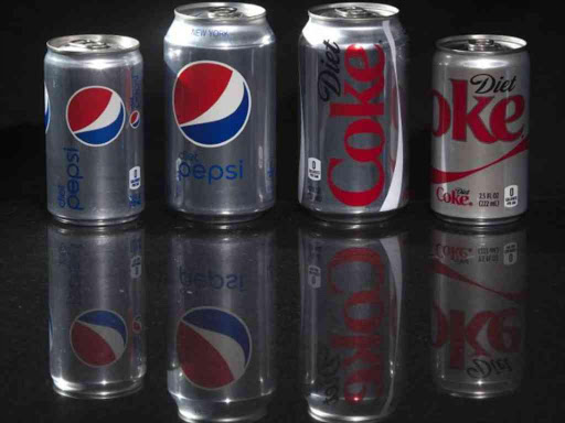 Regular and mini cans of Diet Coke and Diet Pepsi are pictured in this photo illustration in New York August 5, 2014. /Reuters