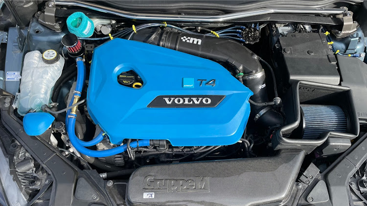 V40のオイルキャッチタンク取付・ブローバイ漏れ・PCVホース交換・今年もあとわずかに関するカスタム事例の投稿画像3枚目
