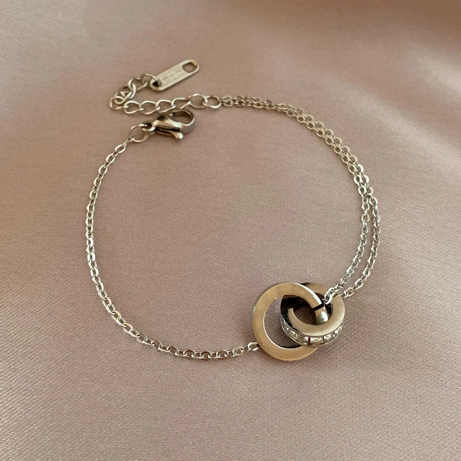 Renksiz Rose Gold Roma Dijital Çift Halkalı Bileklik. Zarif ve zamansız tasarım. Modern ve şık bir görünüm için mükemmel aksesuar.