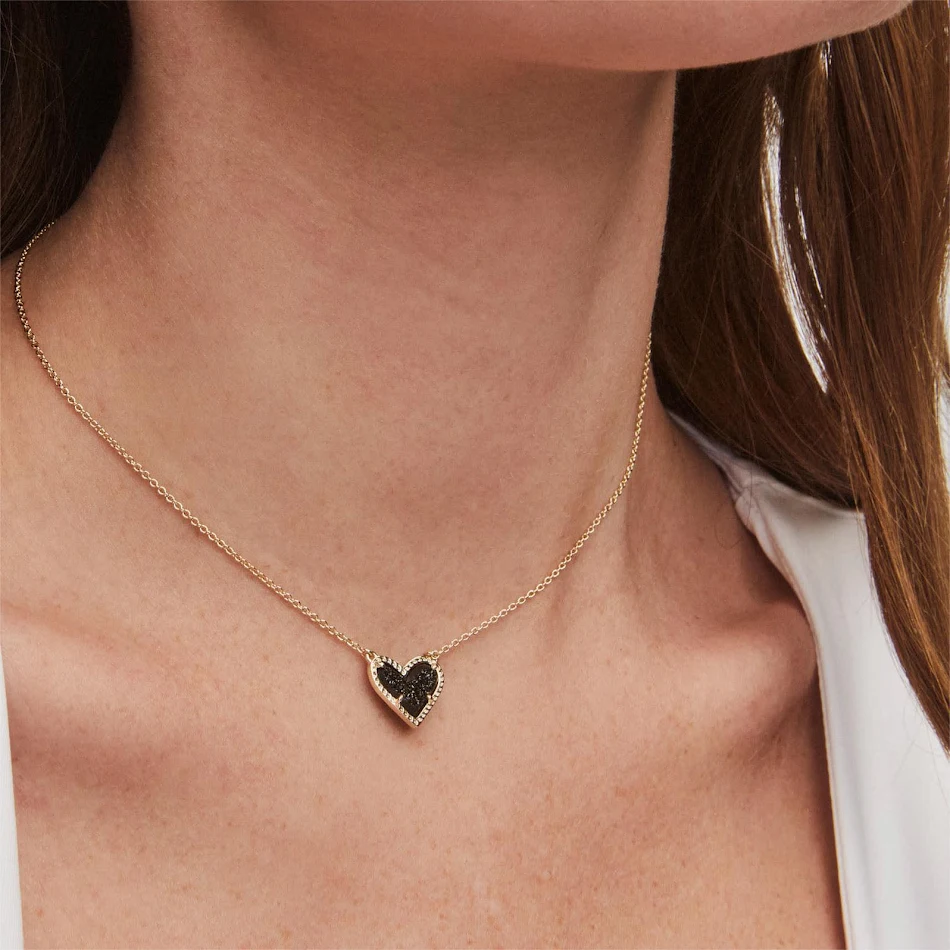 Colar Coração Ajustável Pedra Natural Pêssego Corrente Clavícula Feminino Dia dos Namorados. Amor e beleza em uma joia.