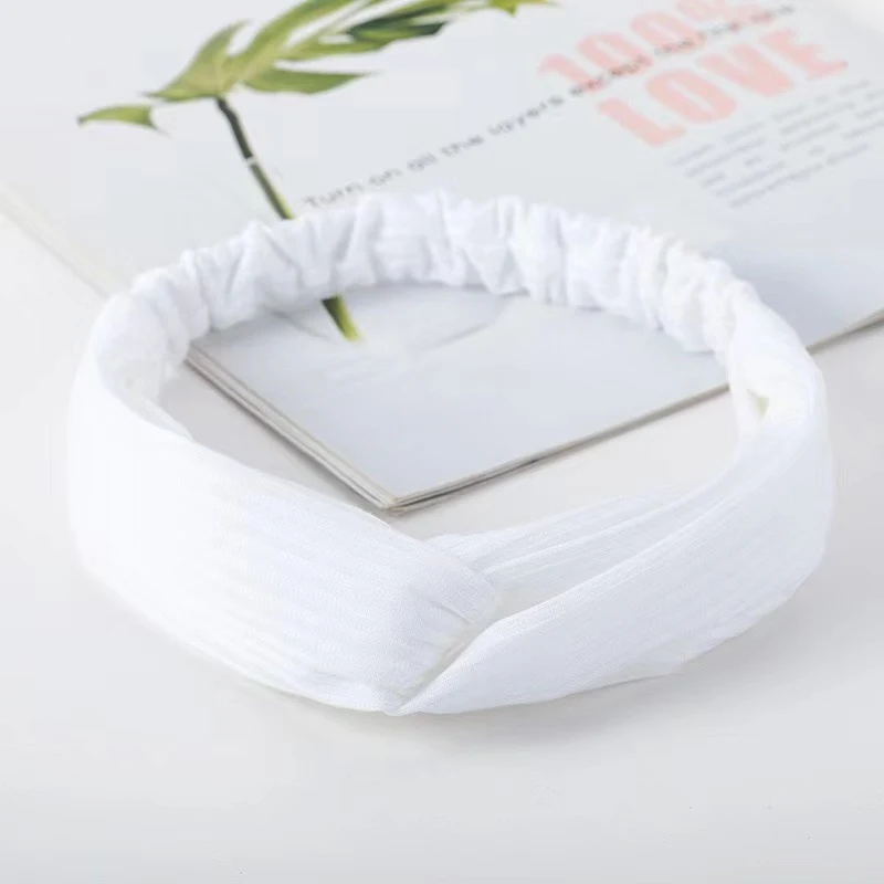 Haarband met gekruiste gebreide draad, een stijlvol haaraccessoire. Houdt het haar op zijn plaats en geeft een modieuze uitstraling.