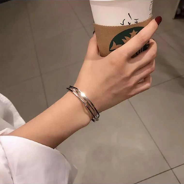 Bracelet Cercle Simple avec Personnalité Ins pour Femme, un bijou élégant et minimaliste, parfait pour un usage quotidien et un cadeau idéal.