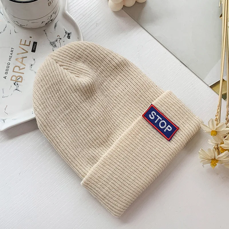 Gorro de punto con etiqueta de color caramelo para adultos de otoño e invierno
