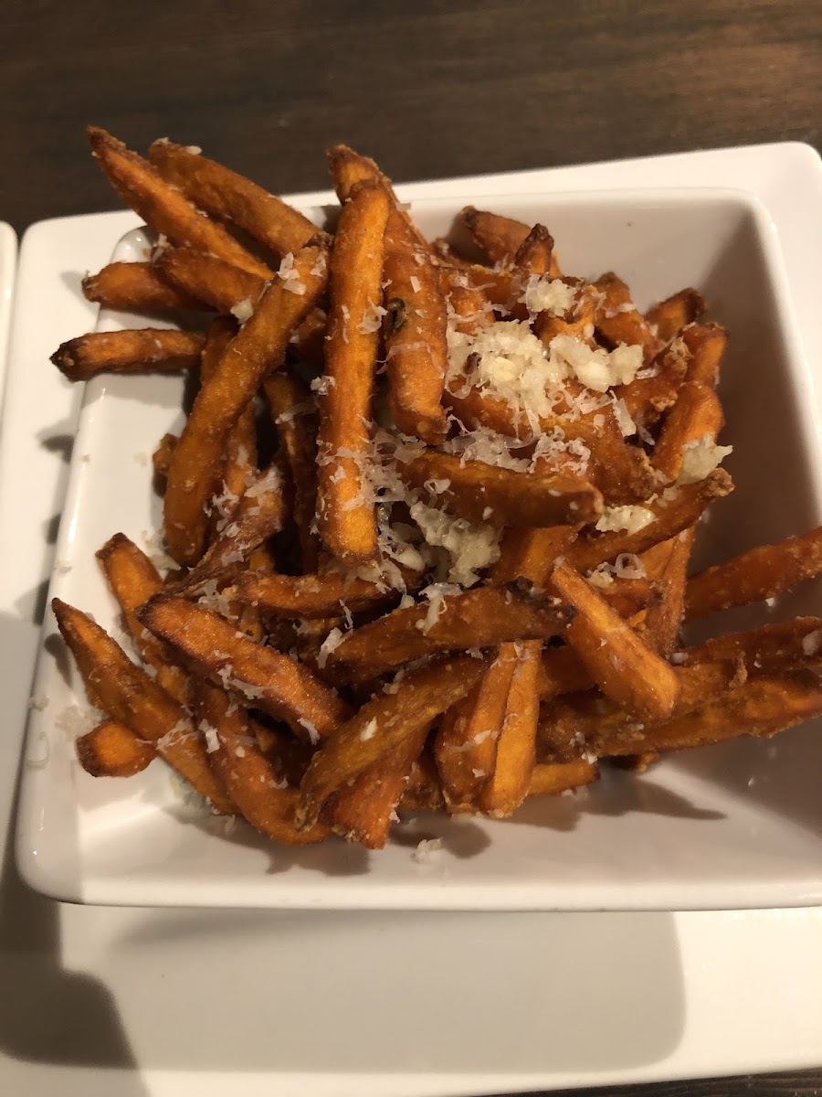 Amazing sweet potatoes I had them add garlic and Parmesan for extra 💰