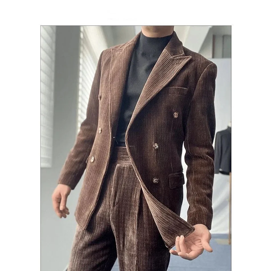 Traje Retro de Corduroy Sencillo Ideal Para un Estilo Clásico y Cómodo Perfecto Para Eventos Casuales u Ocasiones Especiales.