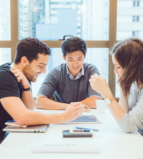 Group smiling look at tablet, 2021 Yearbook 다운받기, Campus Seoul Yearbook 2021, Campus Seoul, Google for Startups