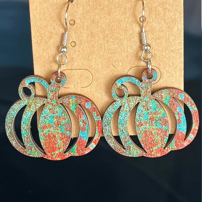 Boucles d'oreilles rétro feuilles ajourées effet vieilli. Sublimez votre style bohème avec ces boucles légères et élégantes.