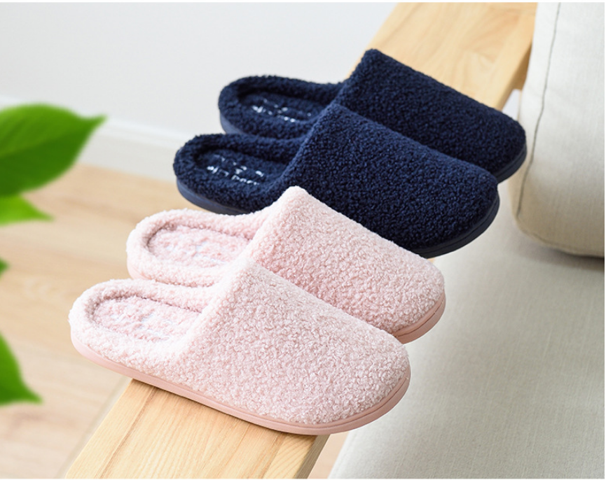 Pantoufles d'hiver en coton pour femmes, idéales pour la maison. Chaudes et confortables, parfaites pour l'intérieur et se détendre chez soi.