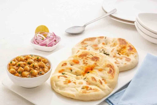 Chole Kulche With Masala Chanch