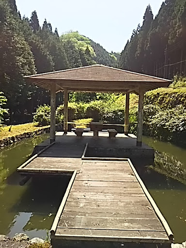池の中の東屋
