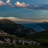 Guardando il lago toccando le nuvole di 