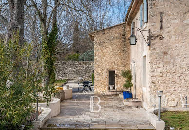 Propriété avec piscine et jardin 20