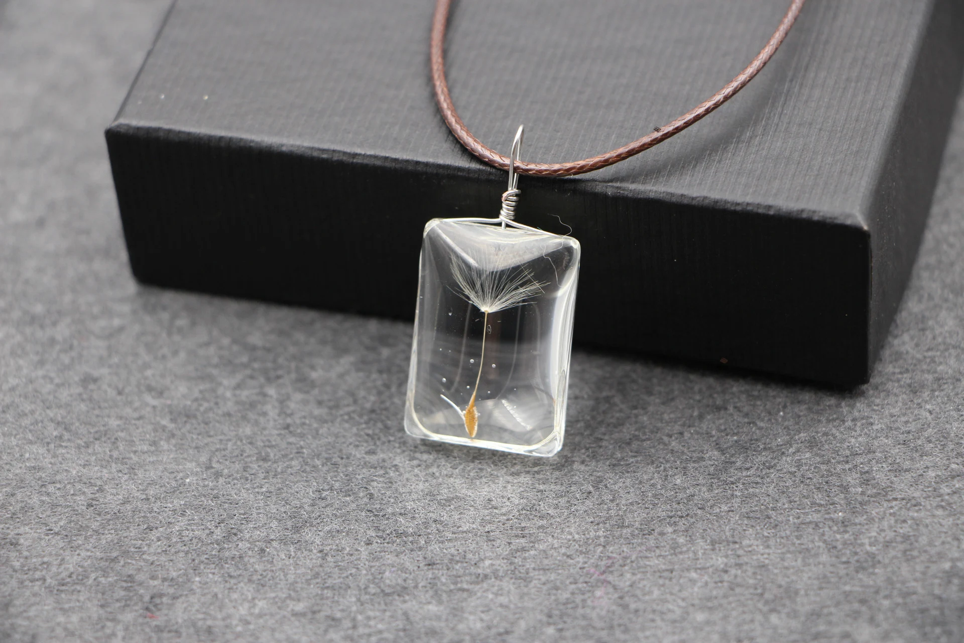 Title 1, Collier artisanal avec pissenlit naturel, un bi...