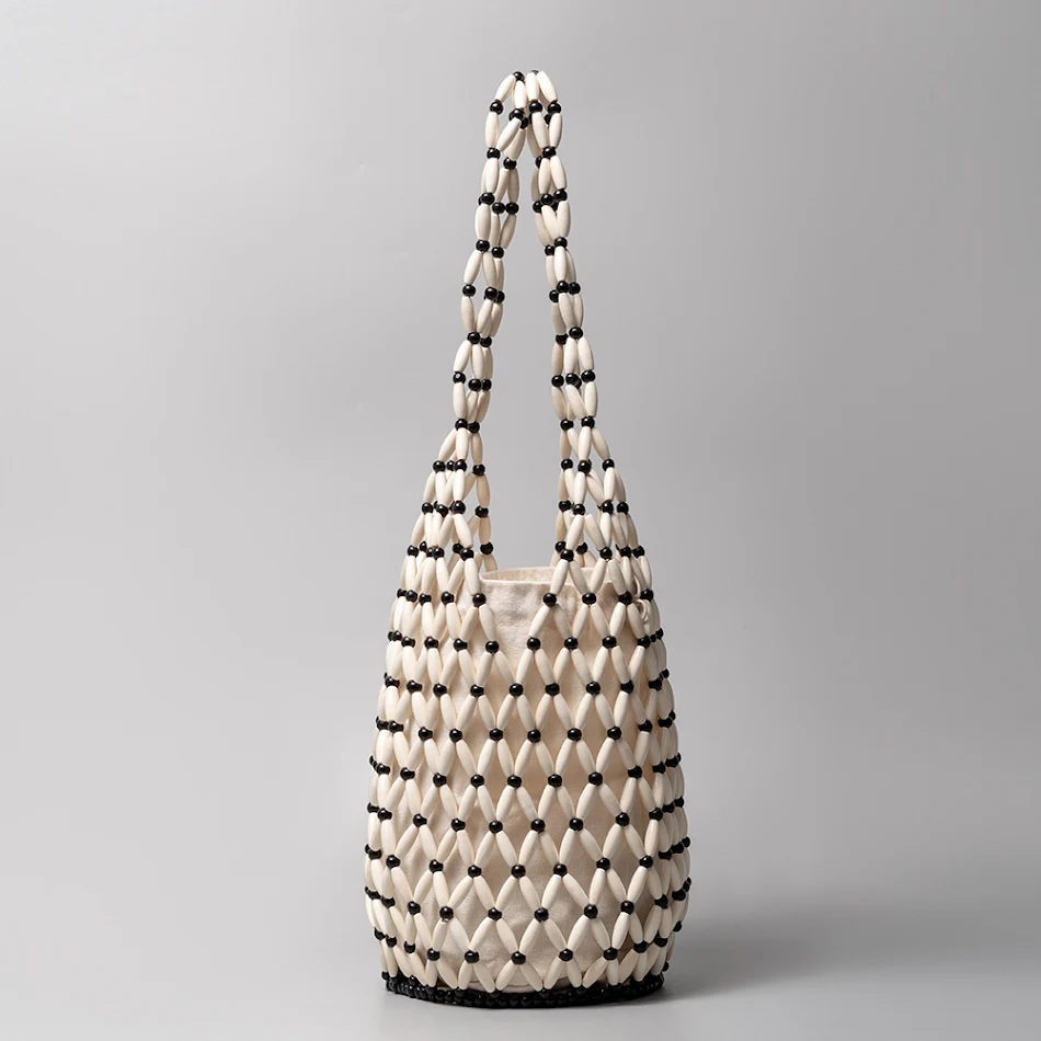 Bolsa de mão vazada de design especial com decoração de contas de madeira. Elegância e charme para qualquer ocasião.
