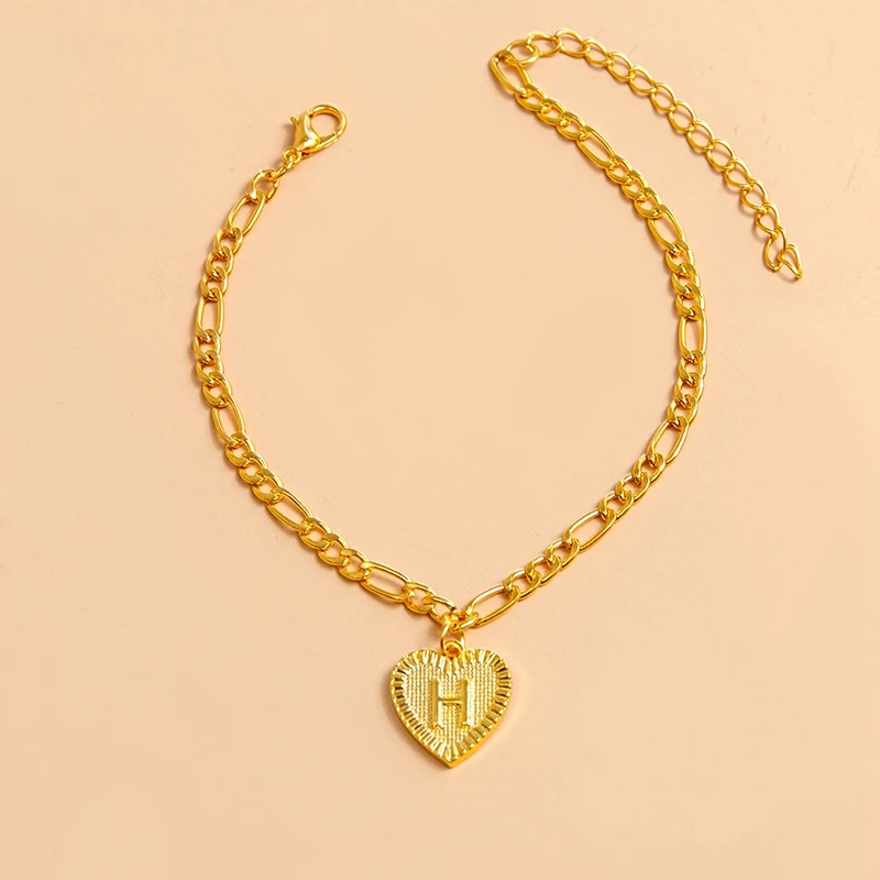 Gouden enkelband met initiaalletter en hartjes hanger voor dames, stijlvolle voetsieraden, gepersonaliseerd accessoire