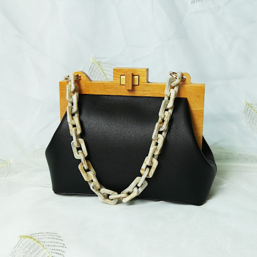 Title 7, Wooden clip bag for hanging and drying laundry....