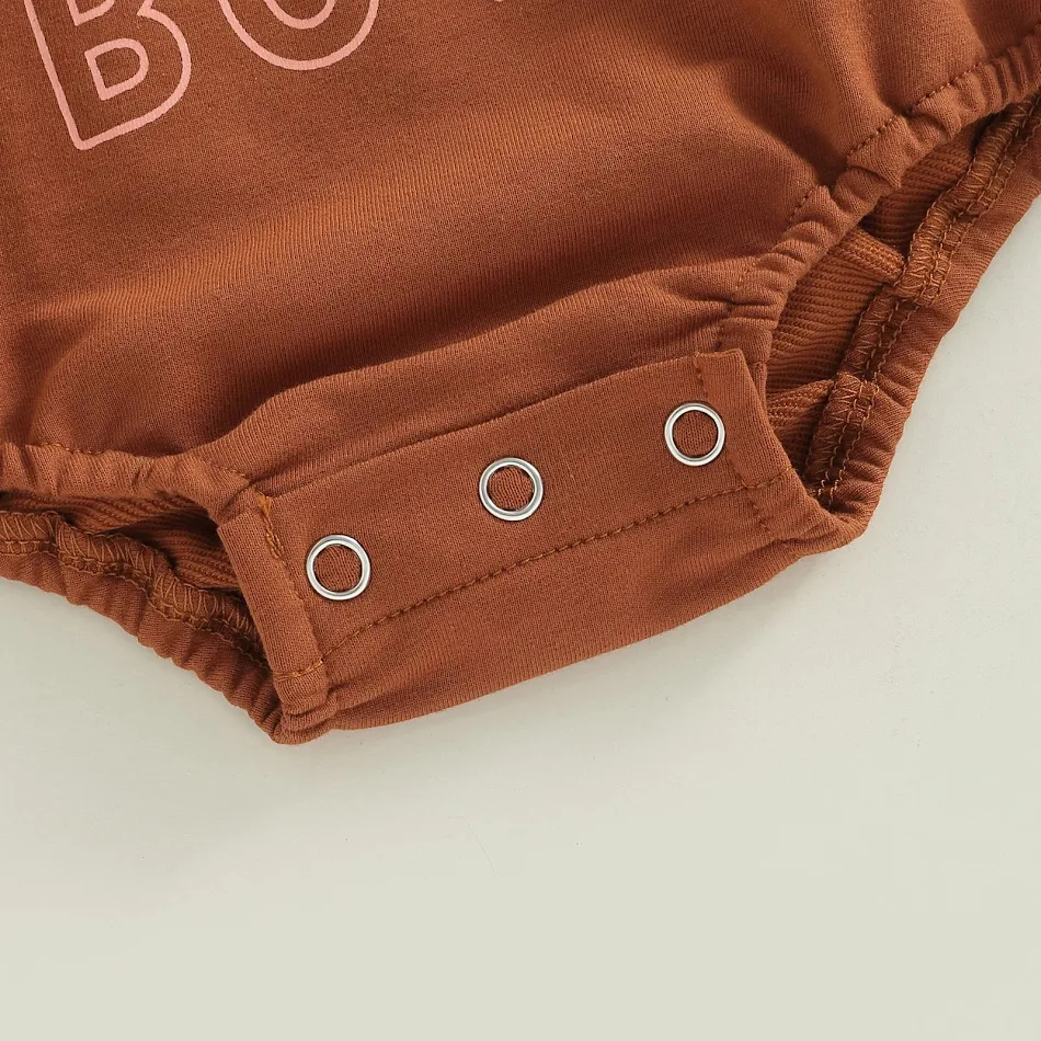 Kinderromper met bruine letters bedrukt Schattige babyromper voor comfortabel spelen en slapen Zachte en ademende stof Perfect cadeau voor baby's en peuters