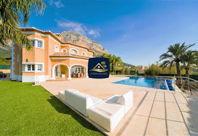 Villa avec piscine et terrasse 7