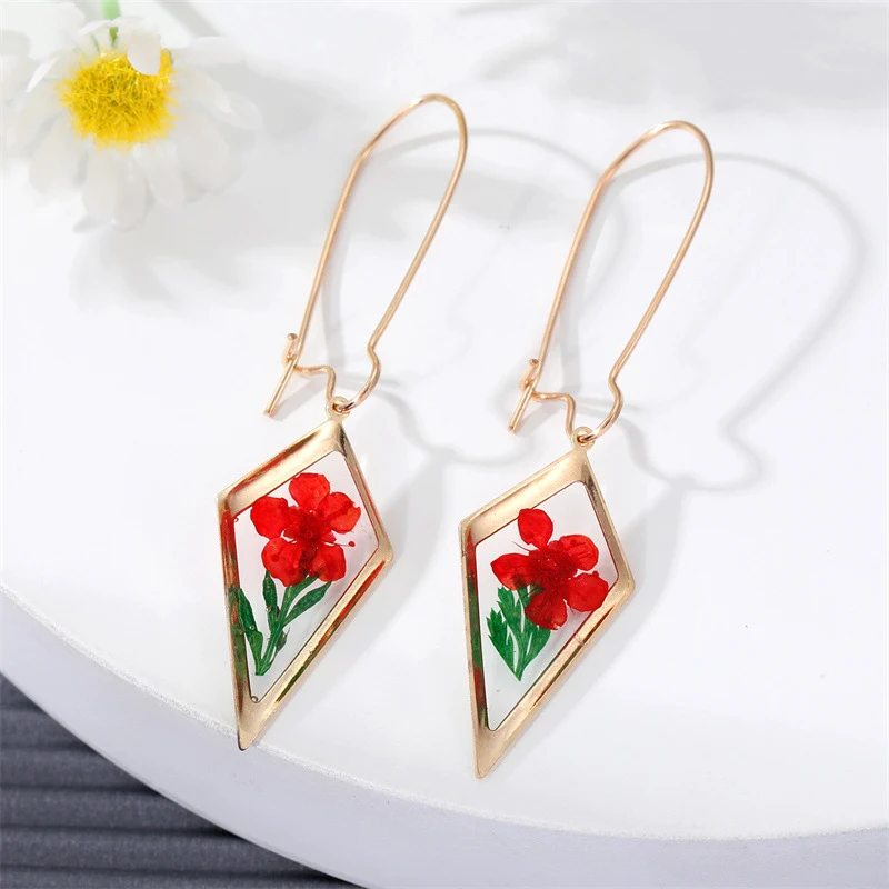 Boucles d'oreilles créatives avec fleurs séchées, simples et préservées. Eardrops avec fleurs fraîches, un accessoire naturel et élégant pour rehausser votre look quotidien.