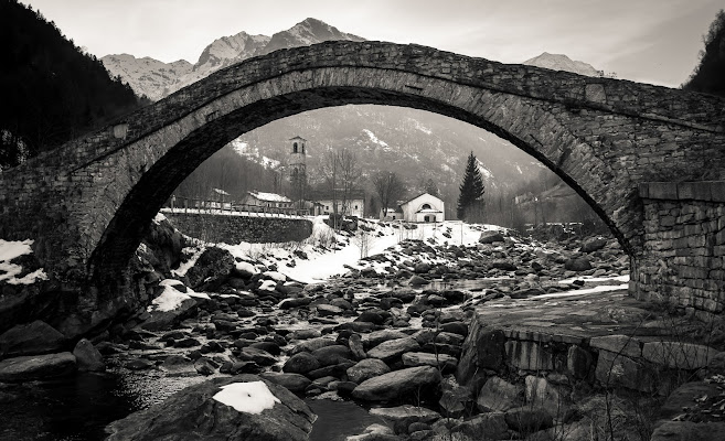 Under the bridge di Barbara Surimi