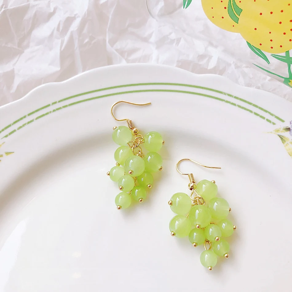 Modieuze en veelzijdige groene druifvormige oorbellen voor dames. Perfect voor dagelijks gebruik en speciale gelegenheden, licht en comfortabel.