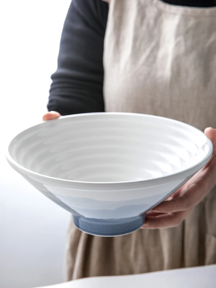 Bol à ramen en céramique, grand et élégant, pour une table attrayante. Savourez vos nouilles avec style et fonctionnalité.