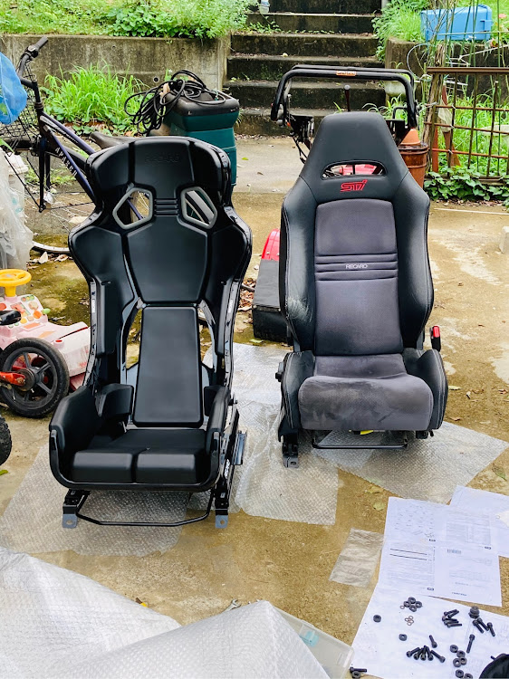 インプレッサ WRX STIのRECARO PRO RACER RMS・#GRB・シート交換・雨の日作業に関するカスタム事例の投稿画像1枚目