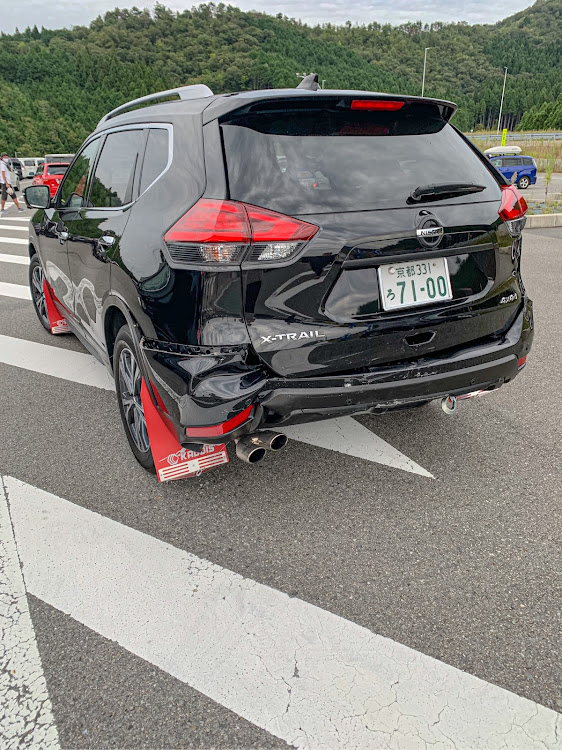 エクストレイルのオカマ掘られた・交通事故・マッドガード・牽引フック・代車生活に関するカスタム事例の投稿画像1枚目