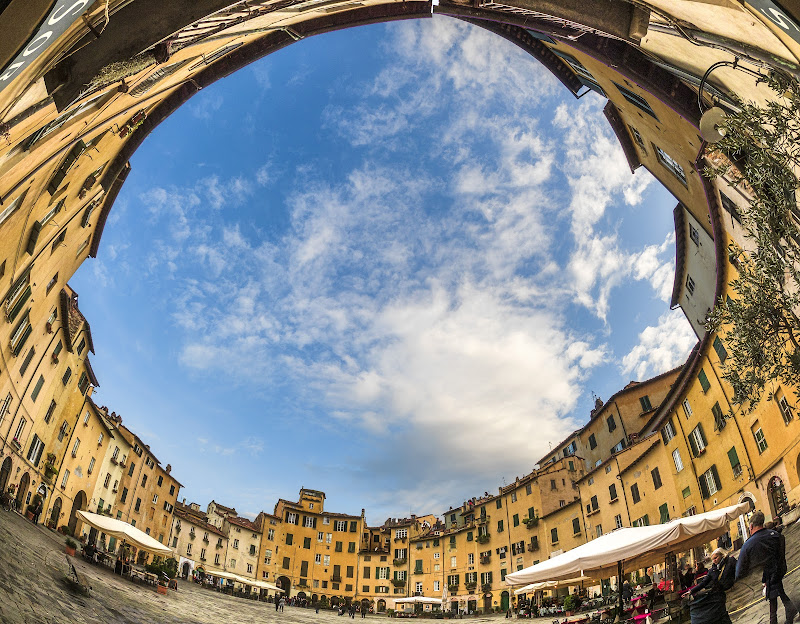 Piazza Anfiteatro a Lucca di Roby_C