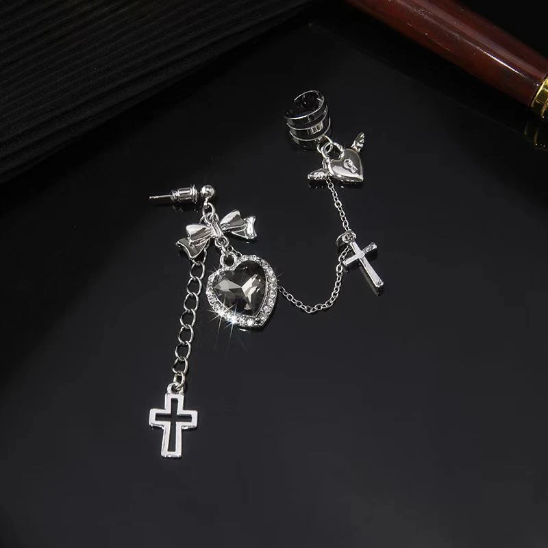 Tassel Cross Heart oorklem voor een stijlvolle look. Deze oorklem voegt charme en elegantie toe en benadrukt je schoonheid.