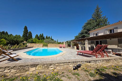 Maison avec piscine et terrasse 1