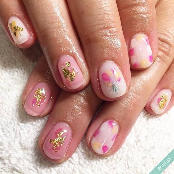 ちぎって乗せて埋めるだけ 金箔ネイルのやり方 をチェック Trill トリル