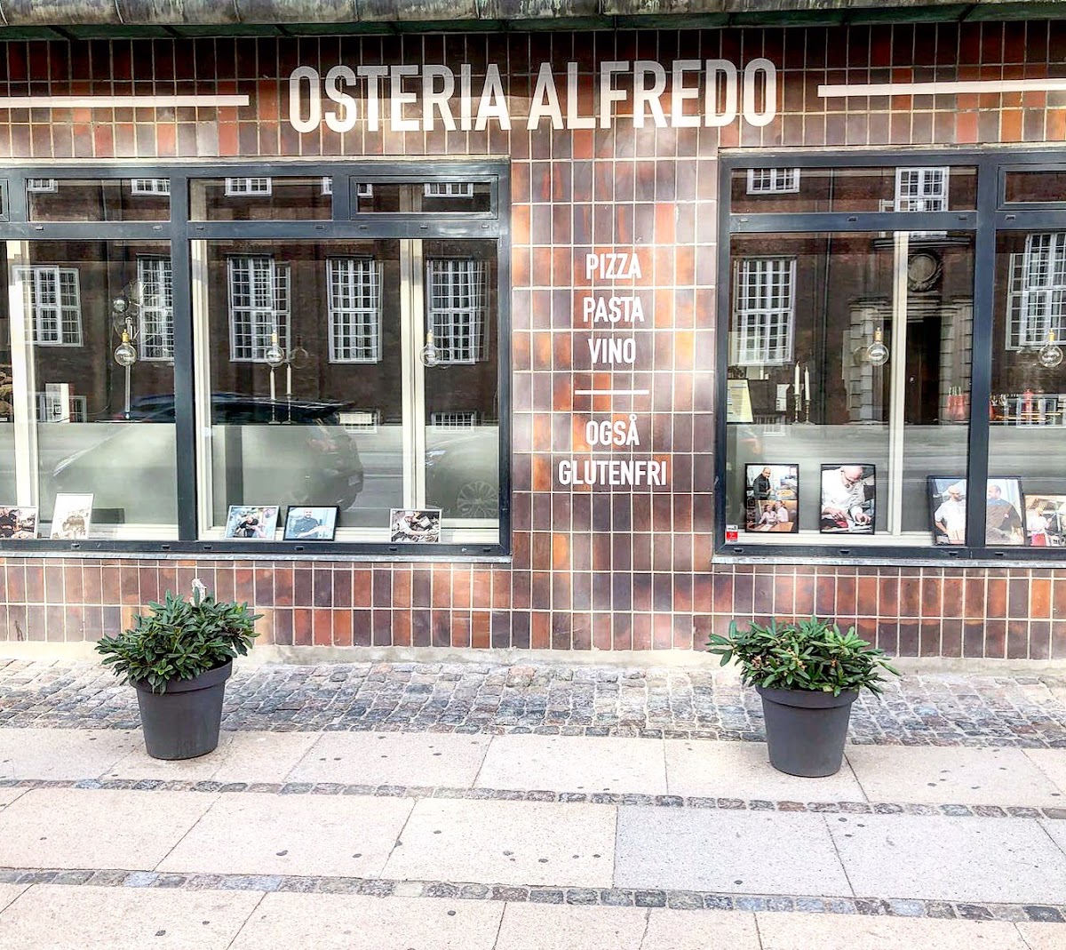 There are two restaurants: The Osteria Alfredo is mainly for families with kids