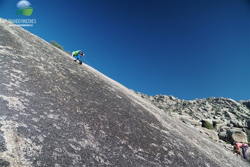 ESCALADA DEPORTIVA INICIACIÓN con NIÑOS en la PEDRIZA - PLACAS DEL CANALLA