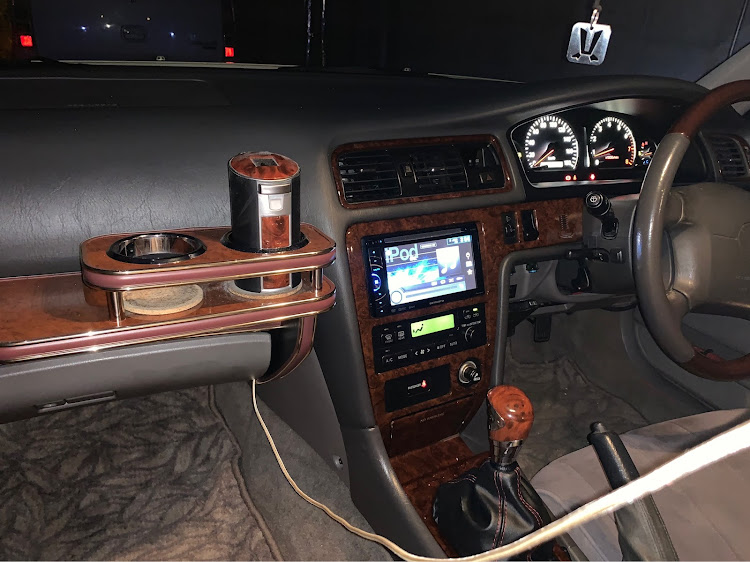 クレスタの白い子・FH-780DVD・オーディオ裏からUSBケーブル接続・充電しながらスピーカーで再生・ケーブル色は内装に合わせてチョイスに関するカスタム事例の投稿画像2枚目