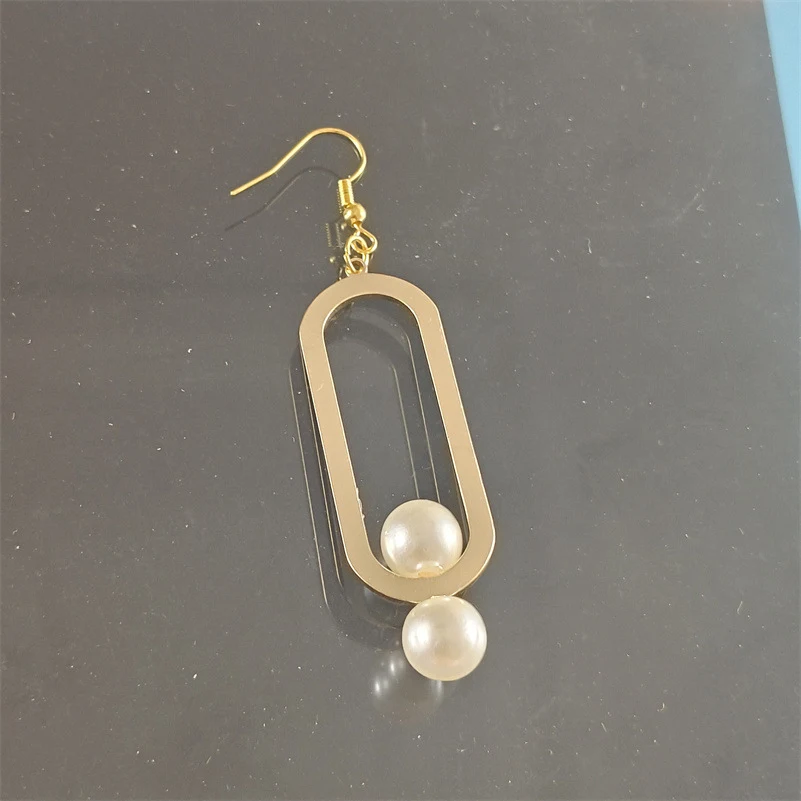Boucles d'oreilles élégantes en métal avec perles, simples et parfaites pour un style raffiné. Un accessoire idéal pour toutes les occasions.
