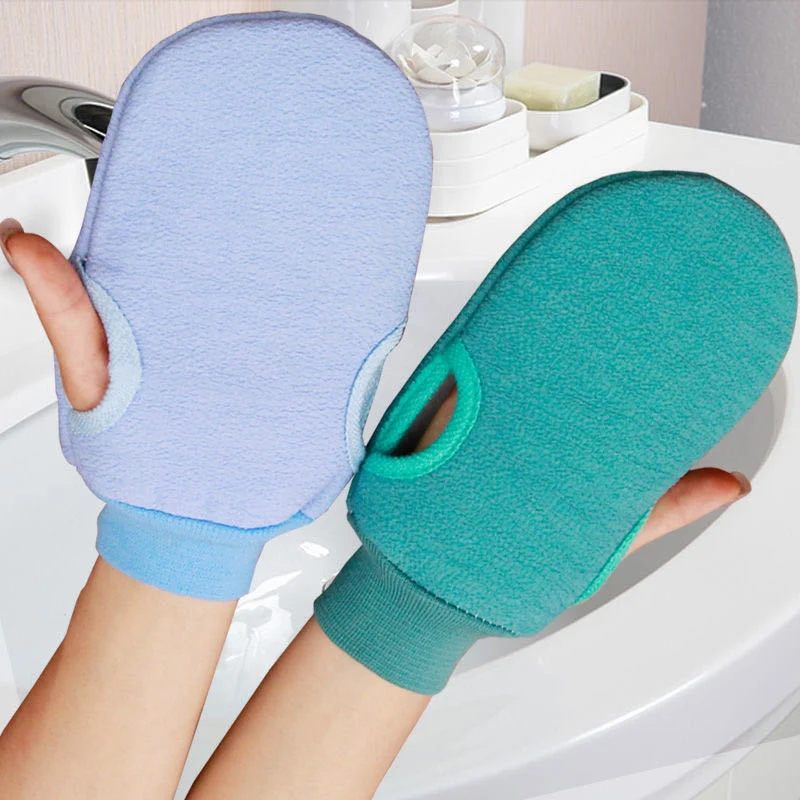 Düz Renk Sevimli Banyo Havlusu ve Banyo Eldivenleri, rahatlatıcı ve keyifli bir banyo deneyimi için yumuşak ve emici.